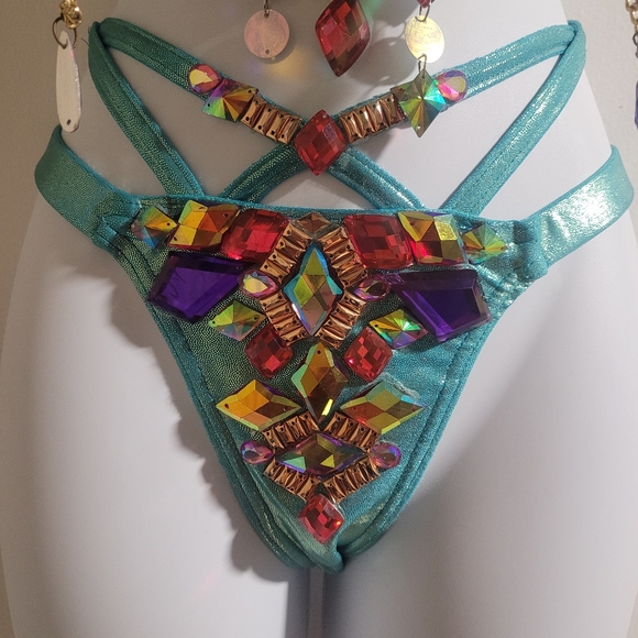 Trinidad Carnival festival set - Picture 6 of 7